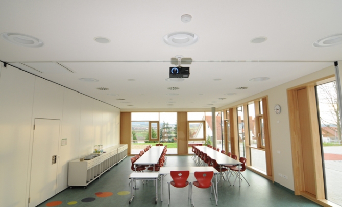 Elementary school house in the Forchheim district of Reuth